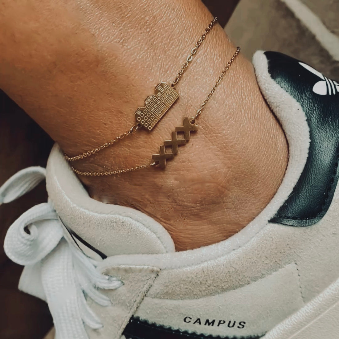 Enkelbandje met Amsterdamse kruisjes