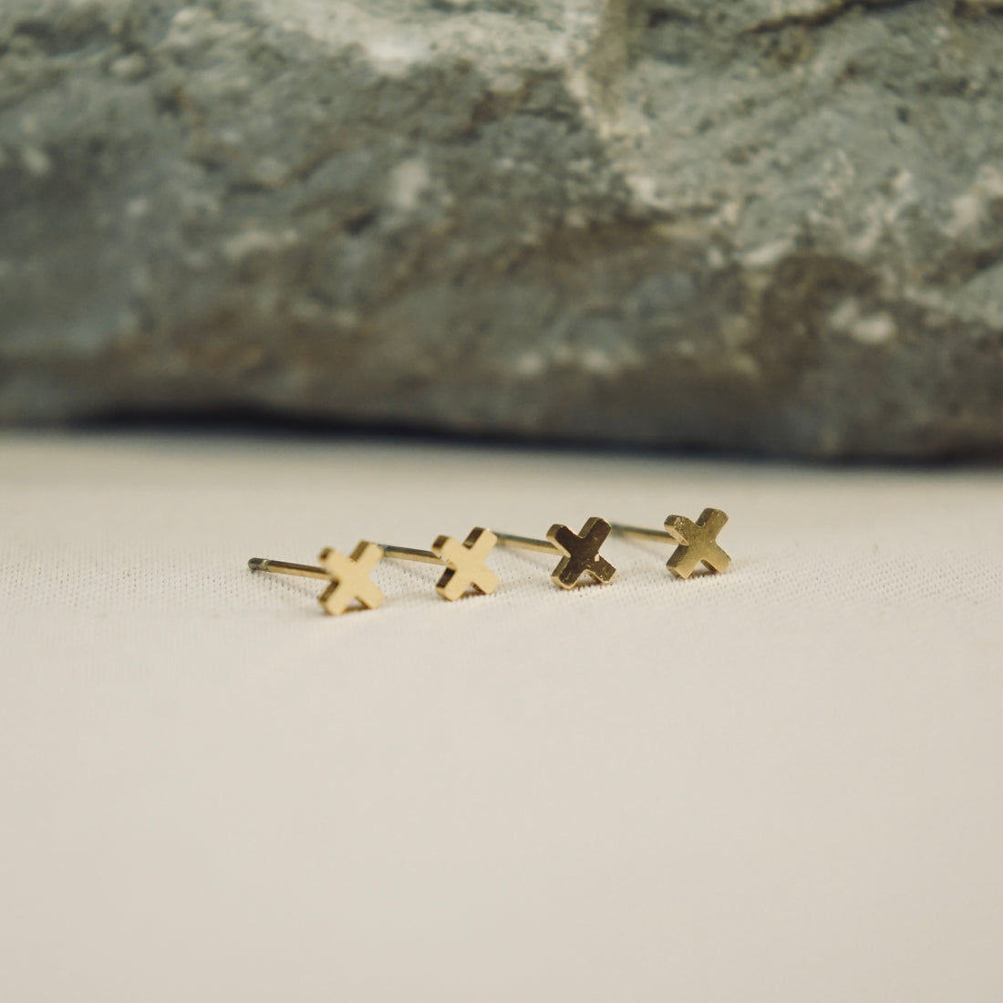 STUDS OORBELLEN MNI KRUISJES AMSTERDAM