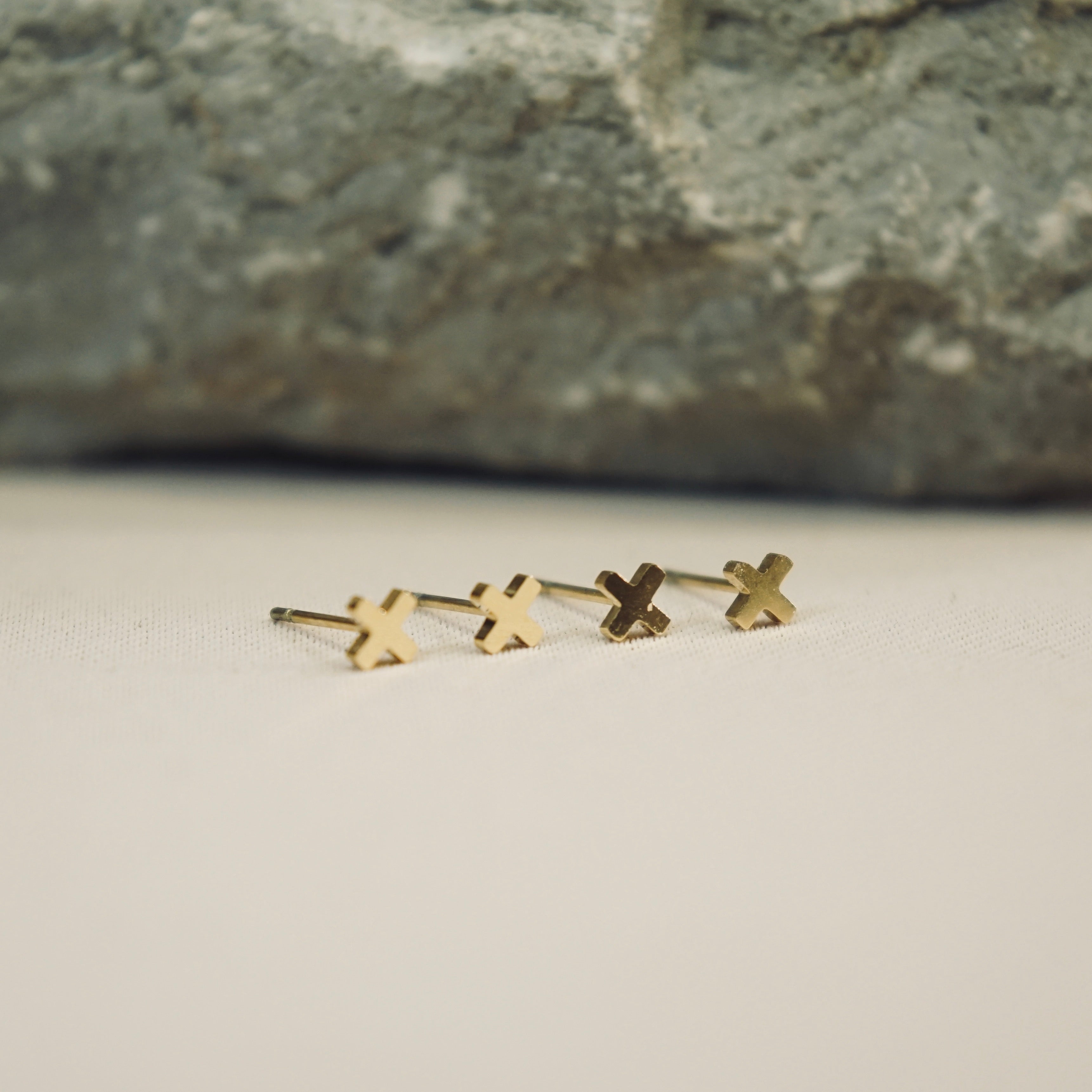 STUDS OORBELLEN MNI KRUISJES AMSTERDAM