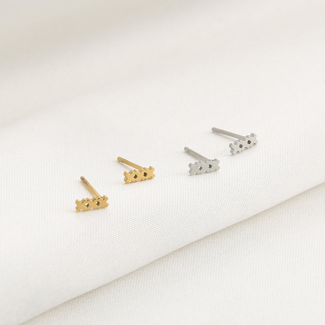 STUDS OORBELLEN SMALL XXX AMSTERDAM