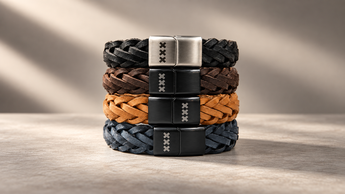 Leren heren armbanden met gravure en metalen sluiting in zilver en goud