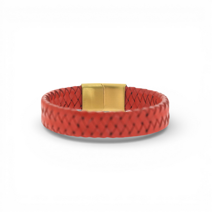 Detail van leren herenarmband rood goud met Amsterdam kruisen