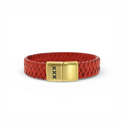 Detail van rode leren herenarmband met gouden sluiting en drie Amsterdam kruisen